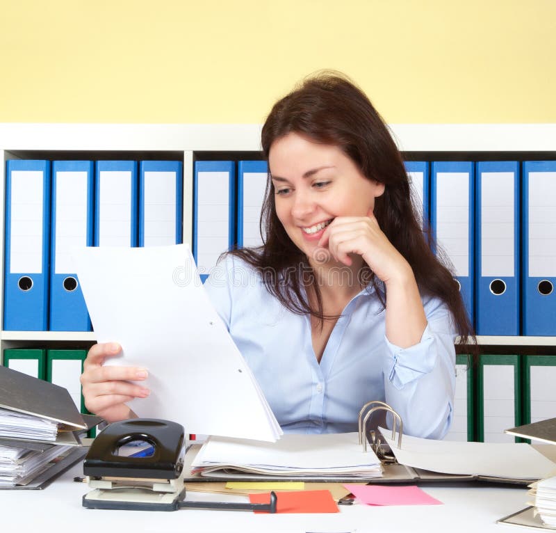 Femme au bureau lisant une lettre image stock