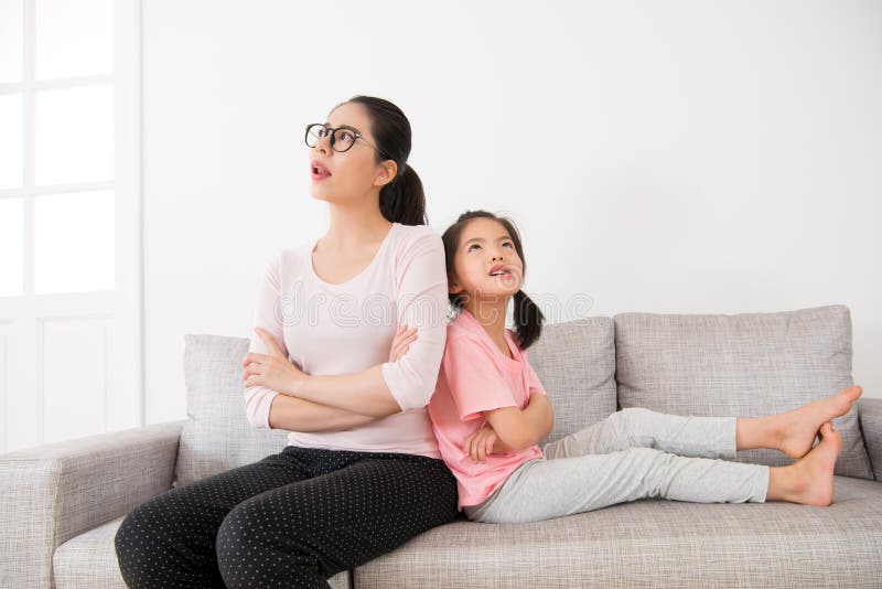 Femme au foyer avec la petite fille mignonne faisant la rêverie photo stock Femme au foyer avec la petite fille mignonne faisant la rêverie photo stock