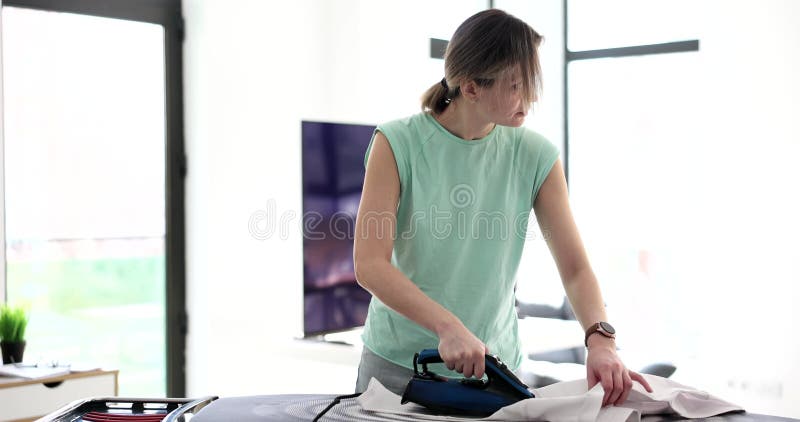 Femme au foyer fatiguée repassage chemise mâle à la maison 4k film ralenti