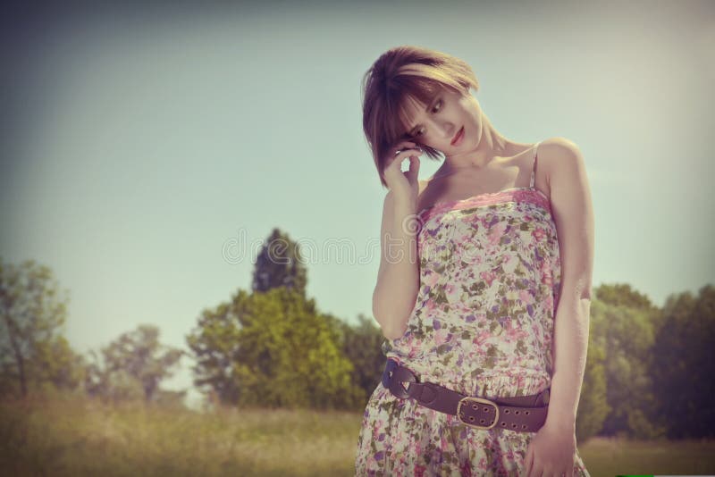 Femme au soleil image stock Femme au soleil image stock