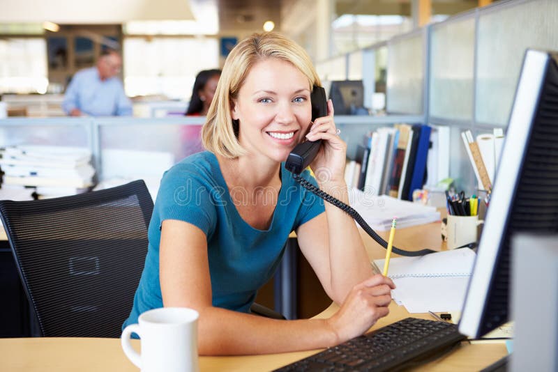 Femme au téléphone dans le bureau moderne occupé photos libres de droits Femme au téléphone dans le bureau moderne occupé photos libres de droits