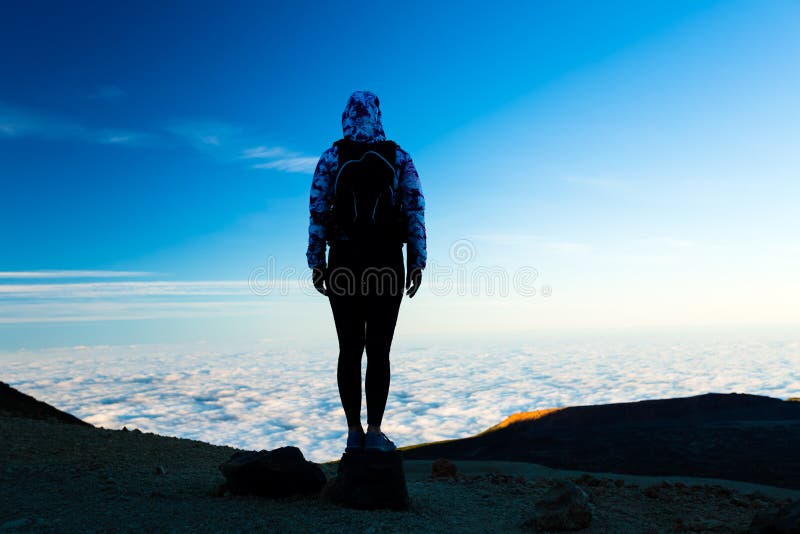 Femme augmentant la silhouette d'aventure sur le dessus de montagne photos libres de droits Femme augmentant la silhouette d'aventure sur le dessus de montagne photos libres de droits