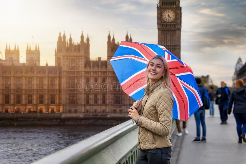 Femme aux détenteurs de parapluie britanniques des drapeaux devant la tour de la grande Ben à Londres, Royaume-Uni images stock