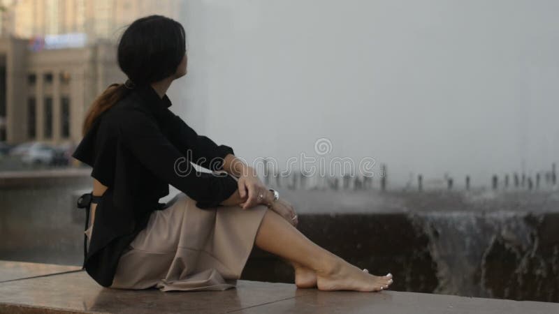 Femme aux pieds nus de charme banque de vidéos
