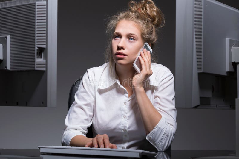Femme avec de nombreuses responsabilités photographie stock libre de droits