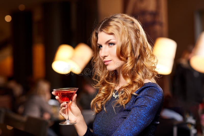 Femme avec cocktail de verre à la discothèque image libre de droits