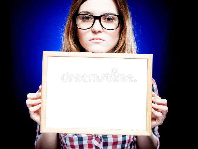 Femme avec des verres de ballot tenant le cadre vide, copyspace images libres de droits Femme avec des verres de ballot tenant le cadre vide, copyspace images libres de droits