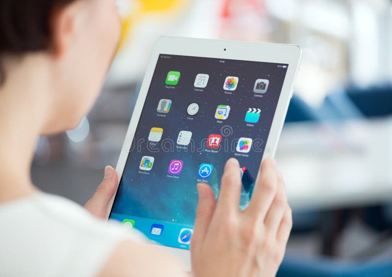 Femme avec de l'air d'iPad d'Apple images stock Femme avec de l'air d'iPad d'Apple images stock