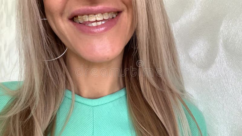 Femme avec des accolades saphir clips vidéos