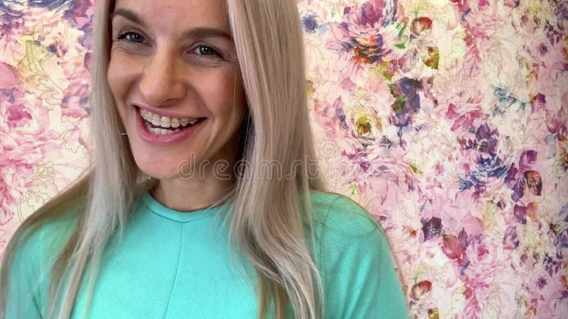 Femme avec des accolades saphir clips vidéos