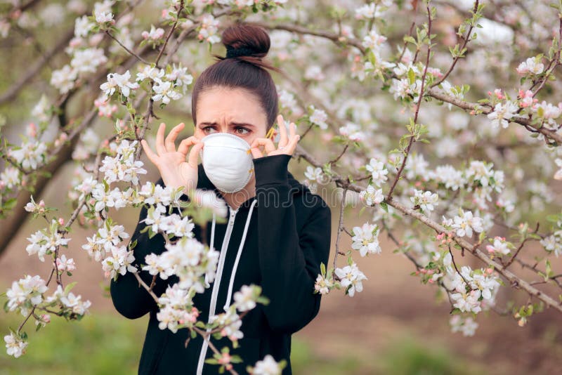 Femme Avec Des Allergies De Combat De Ressort De Masque De