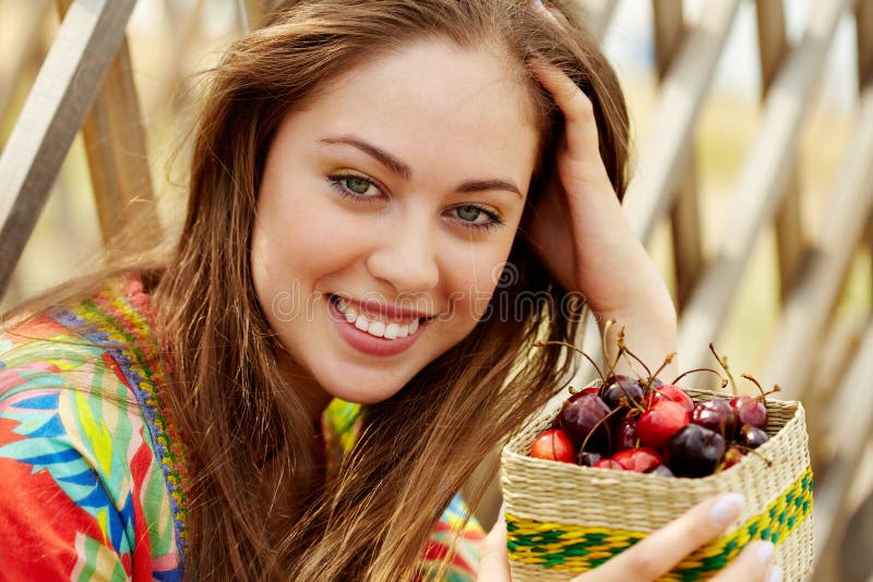 Femme avec des baies photo stock. Image du expression 26817648