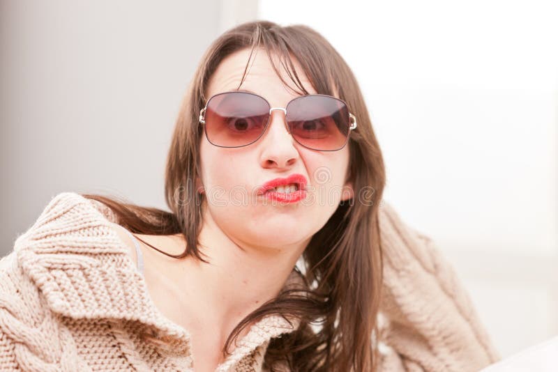 Femme Avec Des Lunettes De Soleil Faisant Les Visages Dr Les Image Stock Image Du Normal Sexy