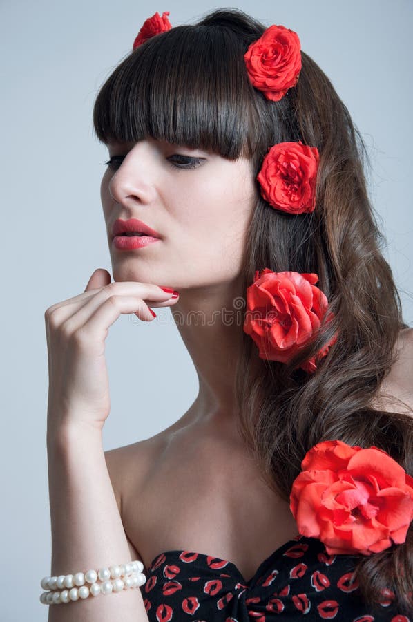 Femme avec des roses dans les cheveux images libres de droits Femme avec des roses dans les cheveux images libres de droits