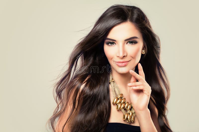 Femme avec du charme Jeune mannequin, même la coiffure photos libres de droits Femme avec du charme Jeune mannequin, même la coiffure photos libres de droits