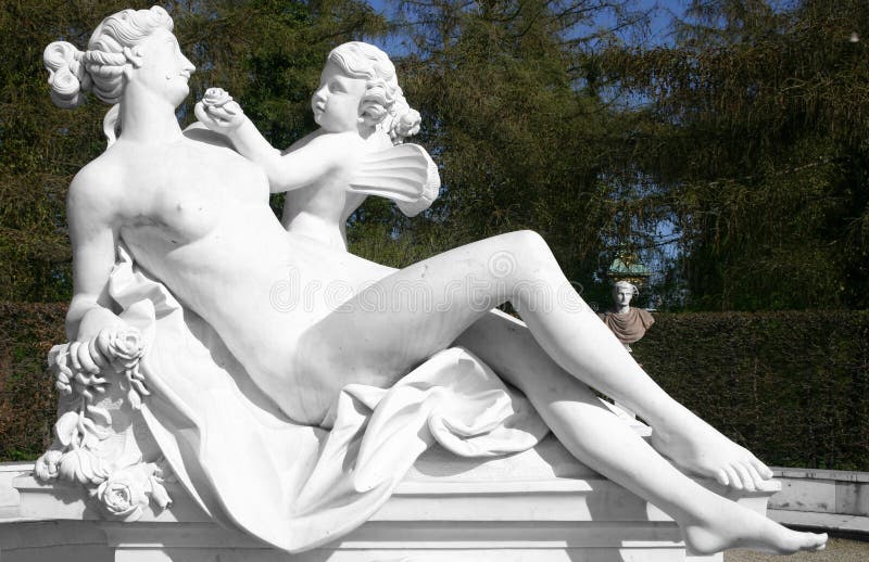 Femme avec l'ange, une sculpture photo libre de droits Femme avec l'ange, une sculpture photo libre de droits