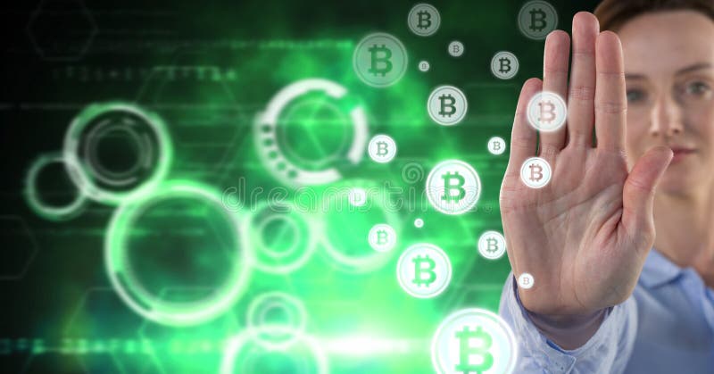 Femme avec l'interface de l'information de technologie de bitcoin photographie stock libre de droits Femme avec l'interface de l'information de technologie de bitcoin photographie stock libre de droits