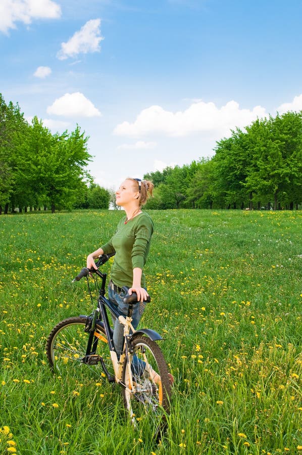 jeune femme a bicyclette