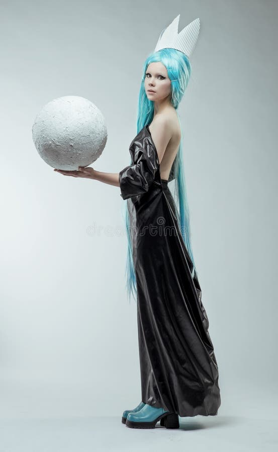 Femme avec la bille blanche images stock Femme avec la bille blanche images stock