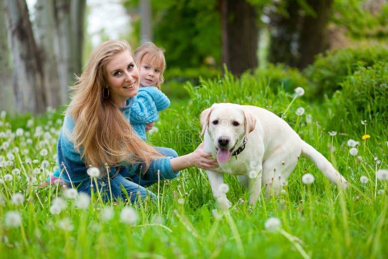 Femme avec la fille et le crabot photographie stock libre de droits Femme avec la fille et le crabot photographie stock libre de droits