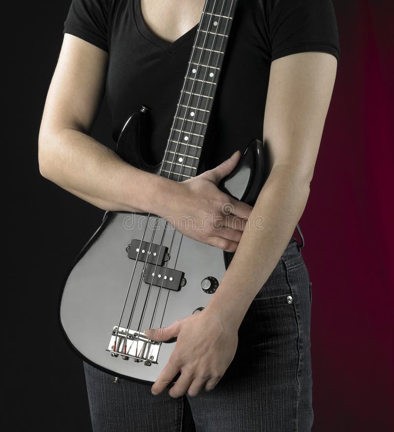 Femme avec la guitare basse image libre de droits Femme avec la guitare basse image libre de droits