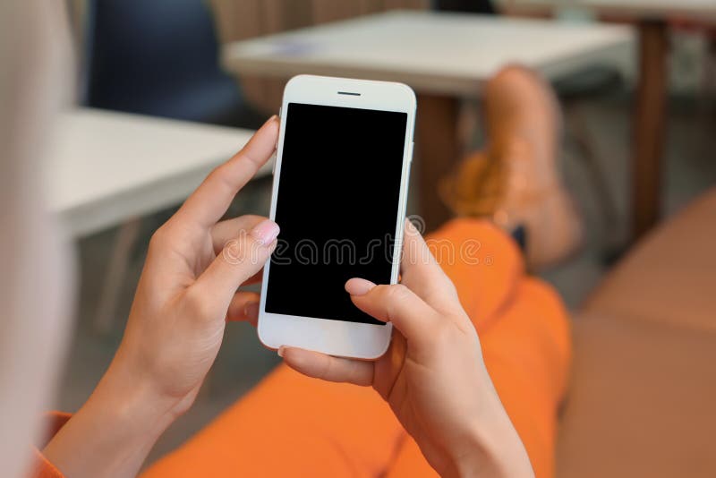 Femme avec la livraison de commande de nourriture de téléphone portable en ligne à la maison image stock Femme avec la livraison de commande de nourriture de téléphone portable en ligne à la maison image stock