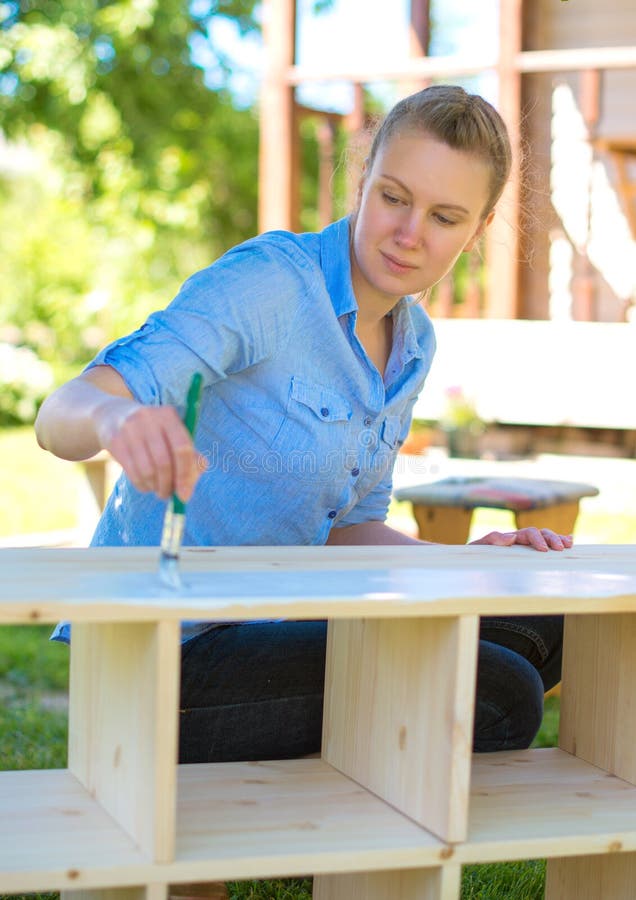 Femme Peignant Une Clôture De Jardin En Bois Avec Un Petit Pinceau