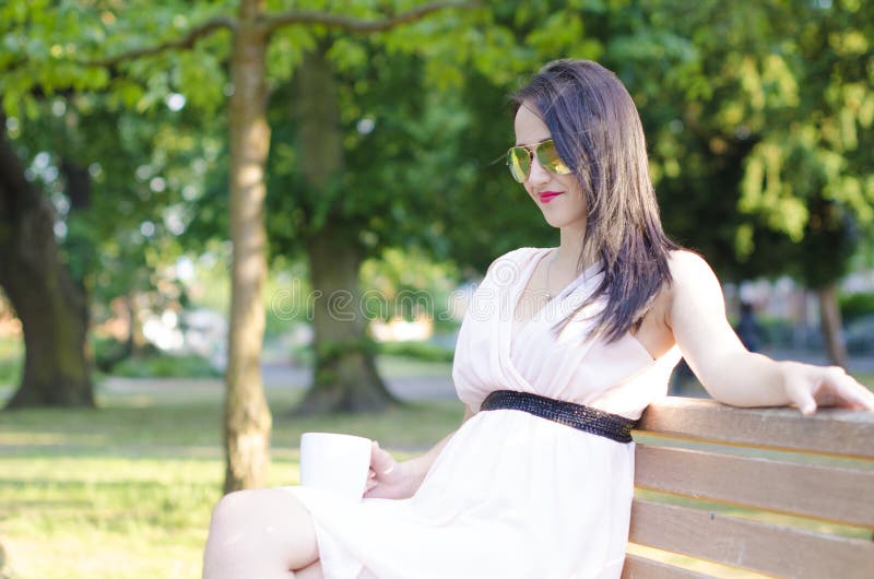 Femme avec la tasse de café en parc image stock Femme avec la tasse de café en parc image stock