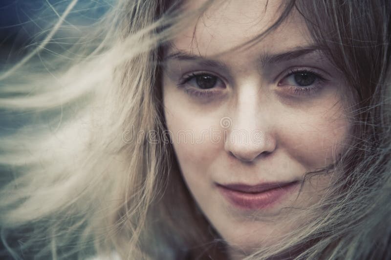 Portrait conceptuel d'une femme aux cheveux flottants images libres de droits