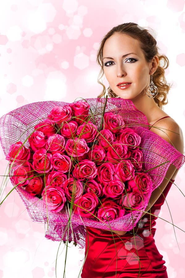 Femme avec le bouquet des roses roses photographie stock libre de droits Femme avec le bouquet des roses roses photographie stock libre de droits