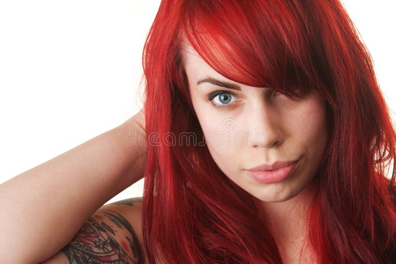 Femme avec le cheveu et le tatouage rouges photographie stock Femme avec le cheveu et le tatouage rouges photographie stock