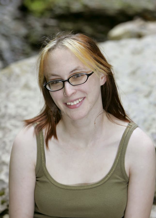 Jeune femme normale photo stock. Image du sourire, beauté 10774430