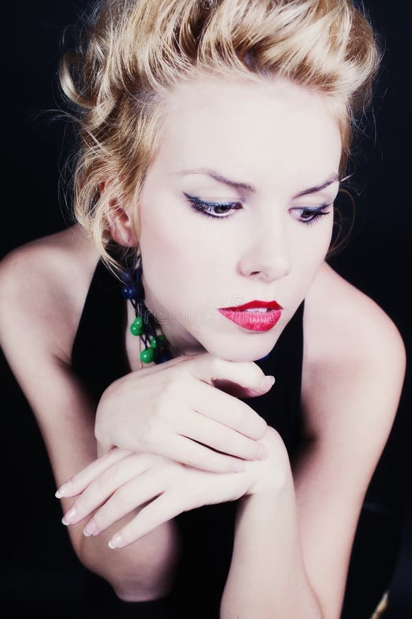 Femme avec le maquillage de soirée et la coiffure élégante photos stock Femme avec le maquillage de soirée et la coiffure élégante photos stock