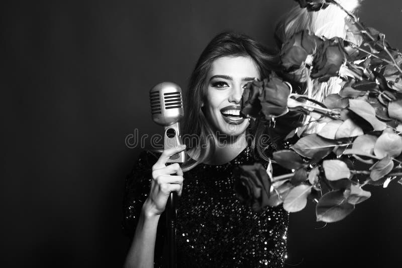 Chant De Microphone De Femme Studio Modèle De Soun De Beauté Image