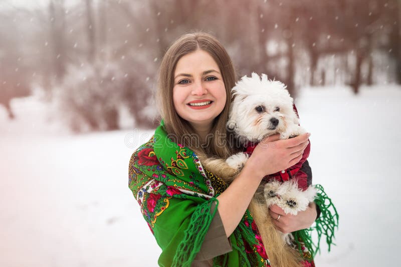 femme avec le petit chien blanc en parc d'hiver photo libre de droits femme avec le petit chien blanc en parc d'hiver photo libre de droits
