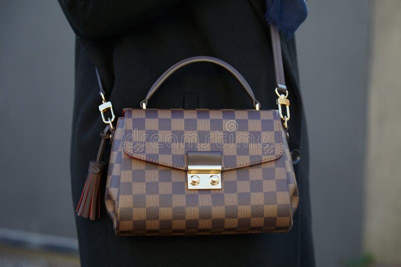 Homme Avec Le Sac à Dos Marron Louis Vuitton Et Le Manteau De Fourrure  Marron Avant Semaine Maximum De Mode De Milan Fashion Show Photo stock  éditorial - Image du fourrure, brun