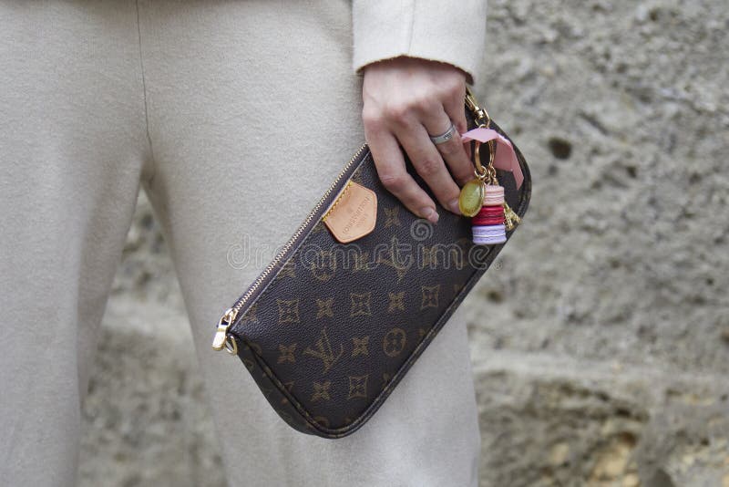 Femme Avec Des Chaussures à Talon Haut De Louis Vuitton Avant Style De Rue  De La Semaine De Mode De Milan Fashion Show Sur Gucci Image stock éditorial  - Image du chaussures