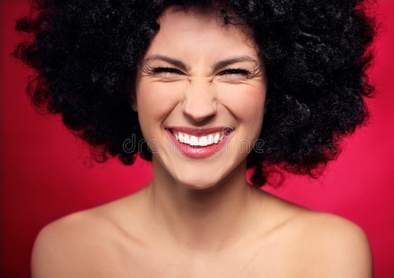Femme avec le sourire Afro noir de coiffure
