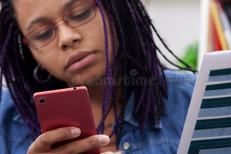 Femme avec le téléphone portable photographie stock Femme avec le téléphone portable photographie stock