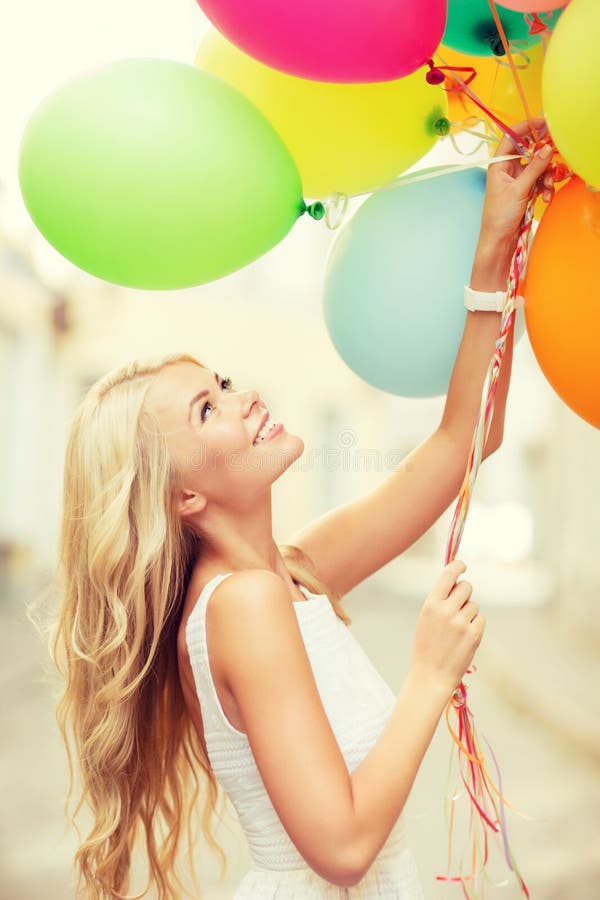 Femme avec les ballons colorés photo stock Femme avec les ballons colorés photo stock