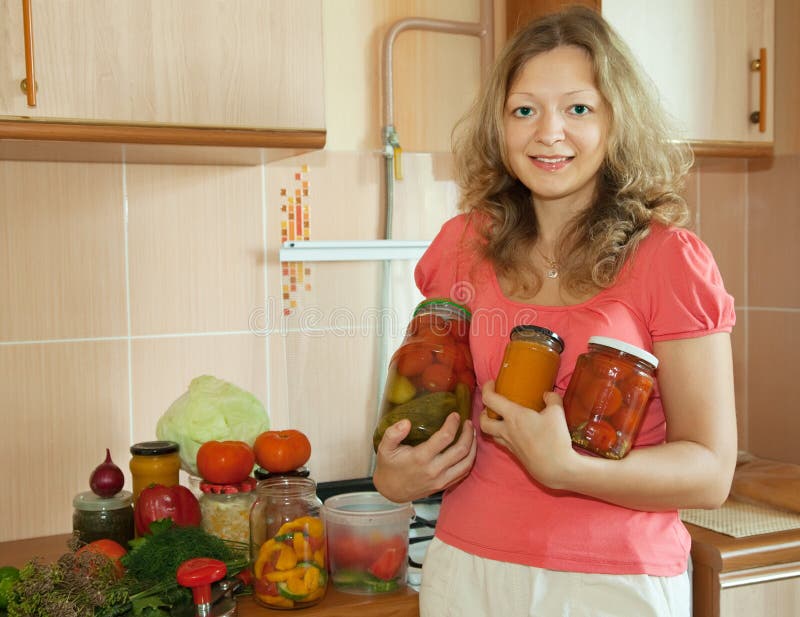 Femme avec les légumes marinés photographie stock Femme avec les légumes marinés photographie stock