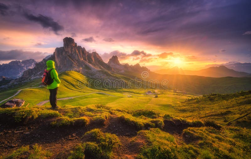 Femme avec sac à dos et de beaux sommets alpins au soleil image libre de droits