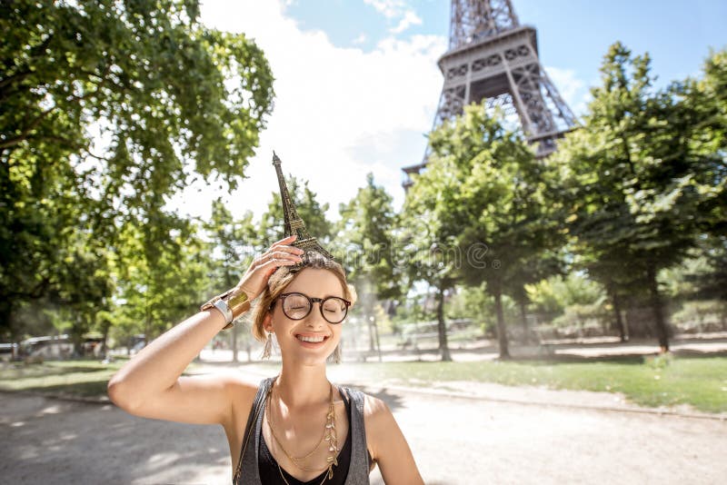 Femme avec Tour Eiffel de jouet images stock Femme avec Tour Eiffel de jouet images stock
