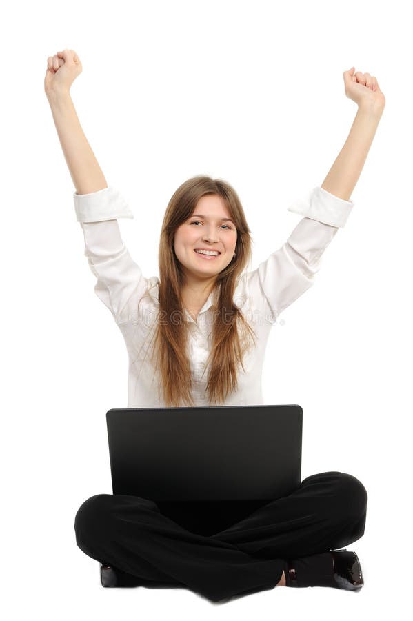 Femme avec un ordinateur portatif appréciant sa réussite en ligne