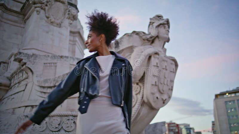 Femme aventurière posant place de la ville. femme africaine souriante marchant banque de vidéos