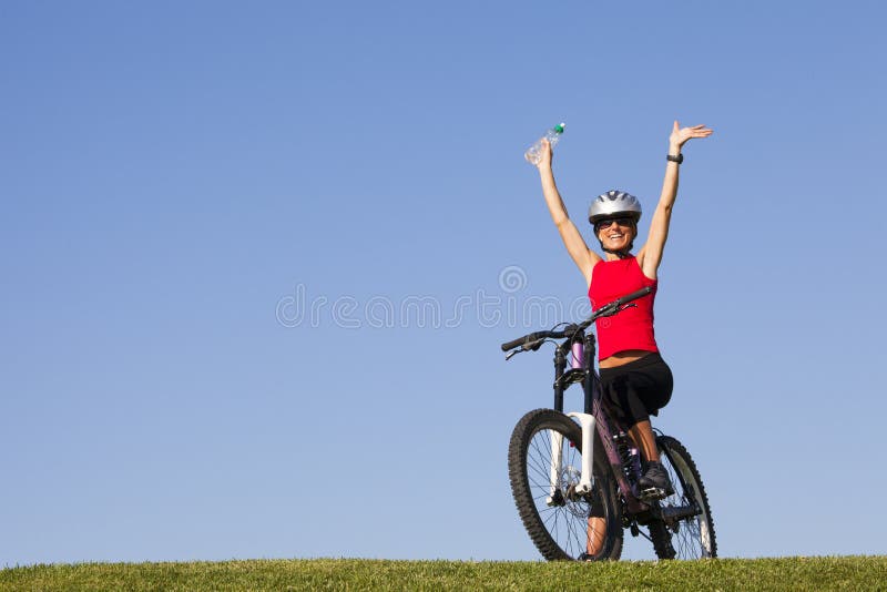 Femme ayant l'amusement sur une bicyclette photos libres de droits Femme ayant l'amusement sur une bicyclette photos libres de droits