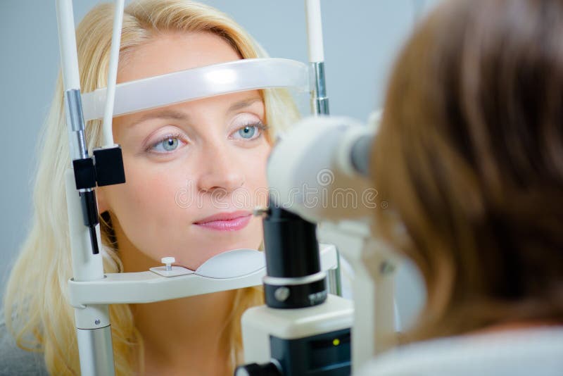 Femme ayant l'essai d'oeil image stock Femme ayant l'essai d'oeil image stock