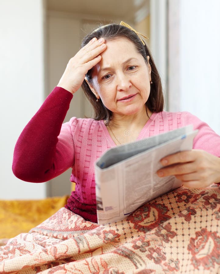 Femme ayant la peine après des nouvelles readed photo stock Femme ayant la peine après des nouvelles readed photo stock