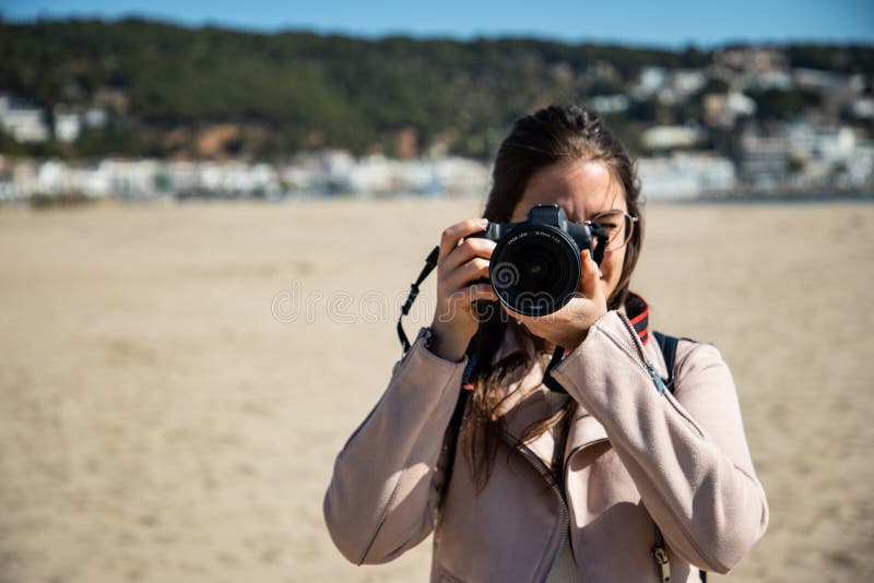 Femme ayant à photo la vue de face avec la caméra de DSLR photos stock Femme ayant à photo la vue de face avec la caméra de DSLR photos stock