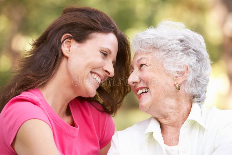 Femme aîné avec le descendant adulte en stationnement photo stock Femme aîné avec le descendant adulte en stationnement photo stock
